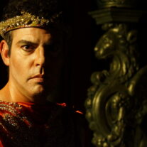 Contra viento y marea se estrena “Calígula” en Miami