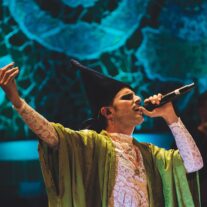 Convergencia de Folclore y Cabaret: El Asturiano Rodrigo Cuevas en North Beach Bandshell