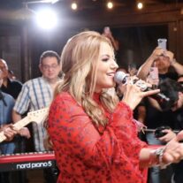 LENA BURKE RINDE HOMENAJE A CELIA CRUZ CON FREE COVER VENEZUELA