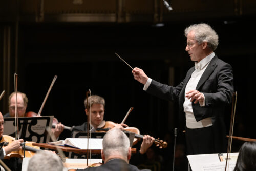 Music director Franz Welser-Möst conducts The Cleveland Orchestra in Mozart’s “Jupiter” Symphony. He will lead the ensemble’s 19th Miami residency in early 2026, opening with Verdi’s “Requiem” at Knight Concert Hall. Photo: Courtesy of The Cleveland Orchestra.